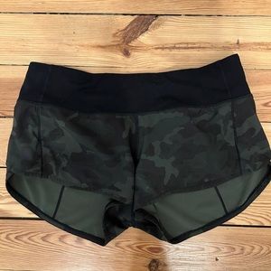 Lululemon Speed Up Low-Rise Lined Short 2.5". Size 4. Camo. perfect condition.